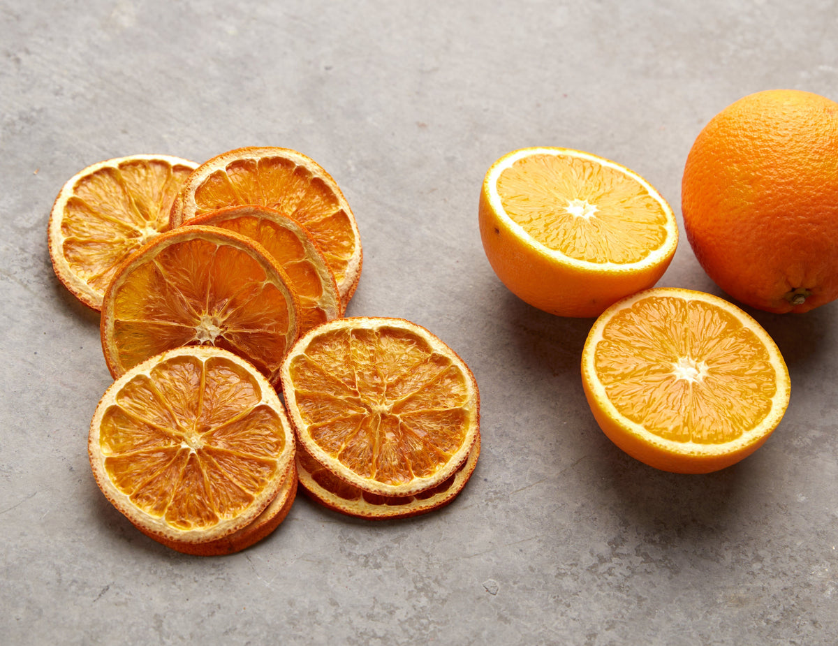 Getrocknete Orangenscheiben von NESSLIM als fruchtiges Topping für Desserts und Frühstück.