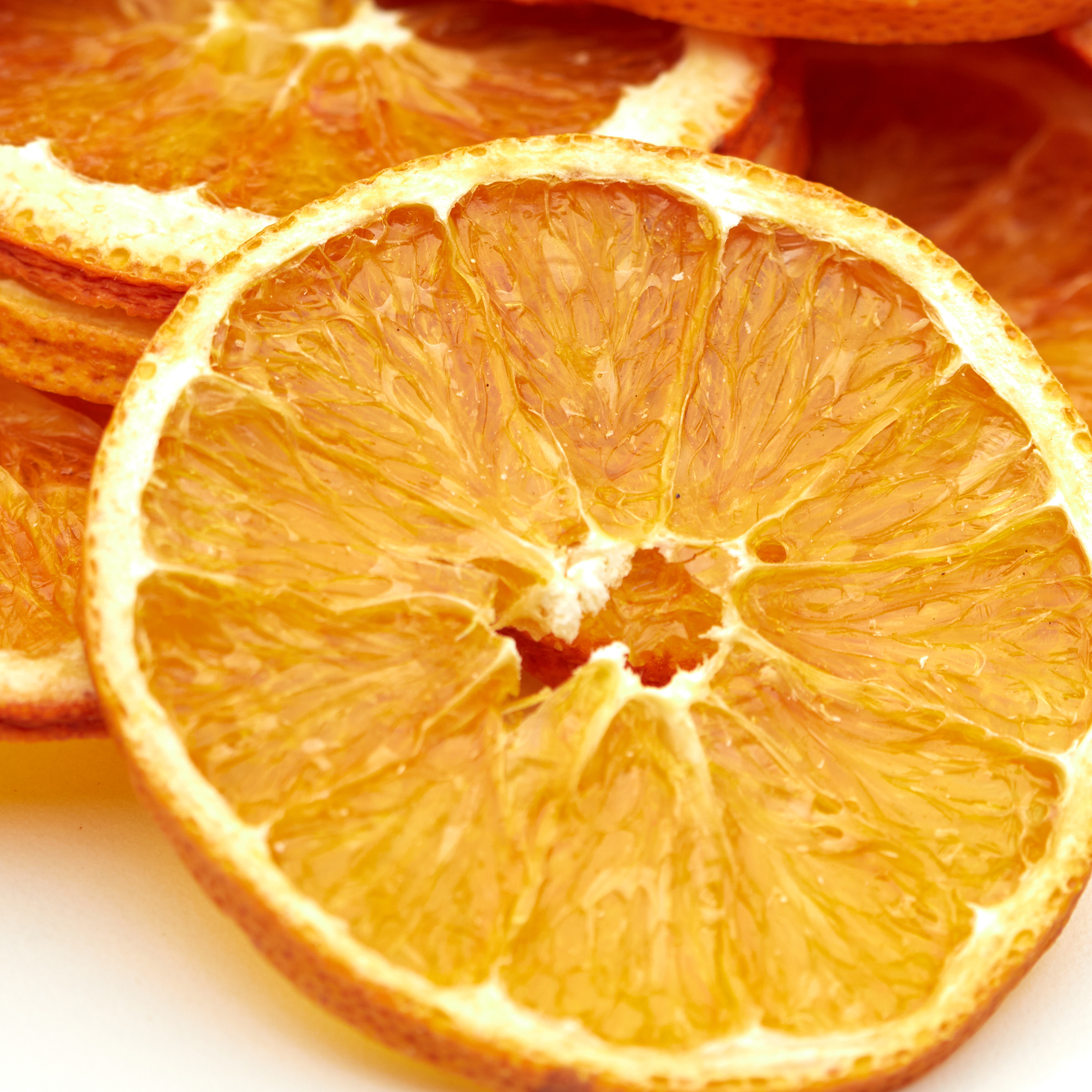 Makroaufnahme einer getrockneten Orangenscheibe von NESSLIM mit sichtbarer Fruchtstruktur und Schale.