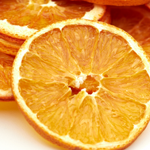 Makroaufnahme einer getrockneten Orangenscheibe von NESSLIM mit sichtbarer Fruchtstruktur und Schale.