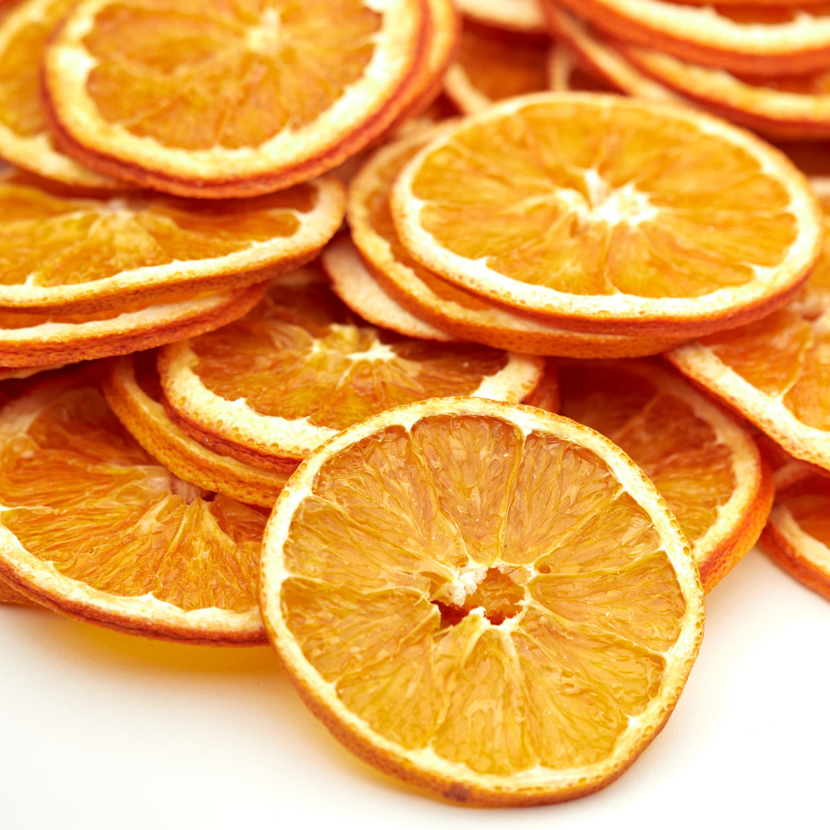 Getrocknete Orangenscheiben von NESSLIM als aromatische Zutat für Tee, Wasser und Heißgetränke.