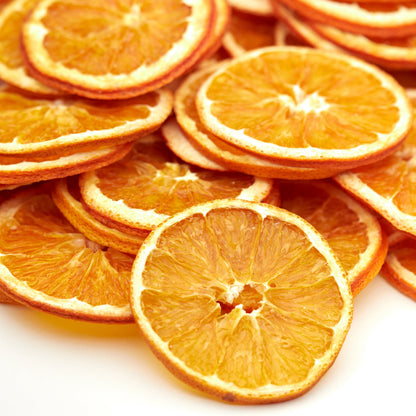 Getrocknete Orangenscheiben von NESSLIM als aromatische Zutat für Tee, Wasser und Heißgetränke.