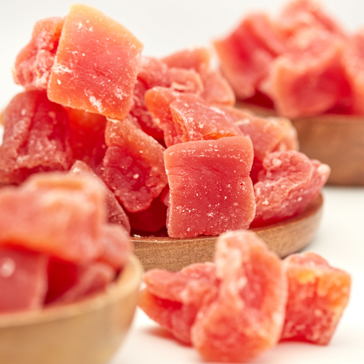 Papaya Chunks von Nesslim in Holzschalen als exotischer fruchtig-süßer Trockenfrucht Snack