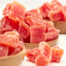 Papaya Chunks von Nesslim in Holzschalen als exotischer fruchtig-süßer Trockenfrucht Snack