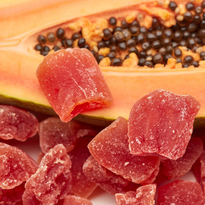 Makroaufnahme von Papaya Chunks von Nesslim mit sichtbar gezuckerter Oberfläche, fruchtiger Struktur und weicher Trockenfrucht Textur