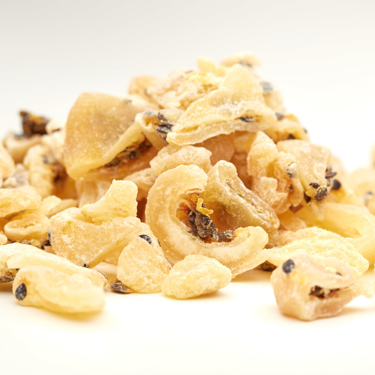 Fruchtig-süße Passionsfruchtstücke von NESSLIM als Trockenfrucht-Snack für unterwegs und Snack-Mixe.