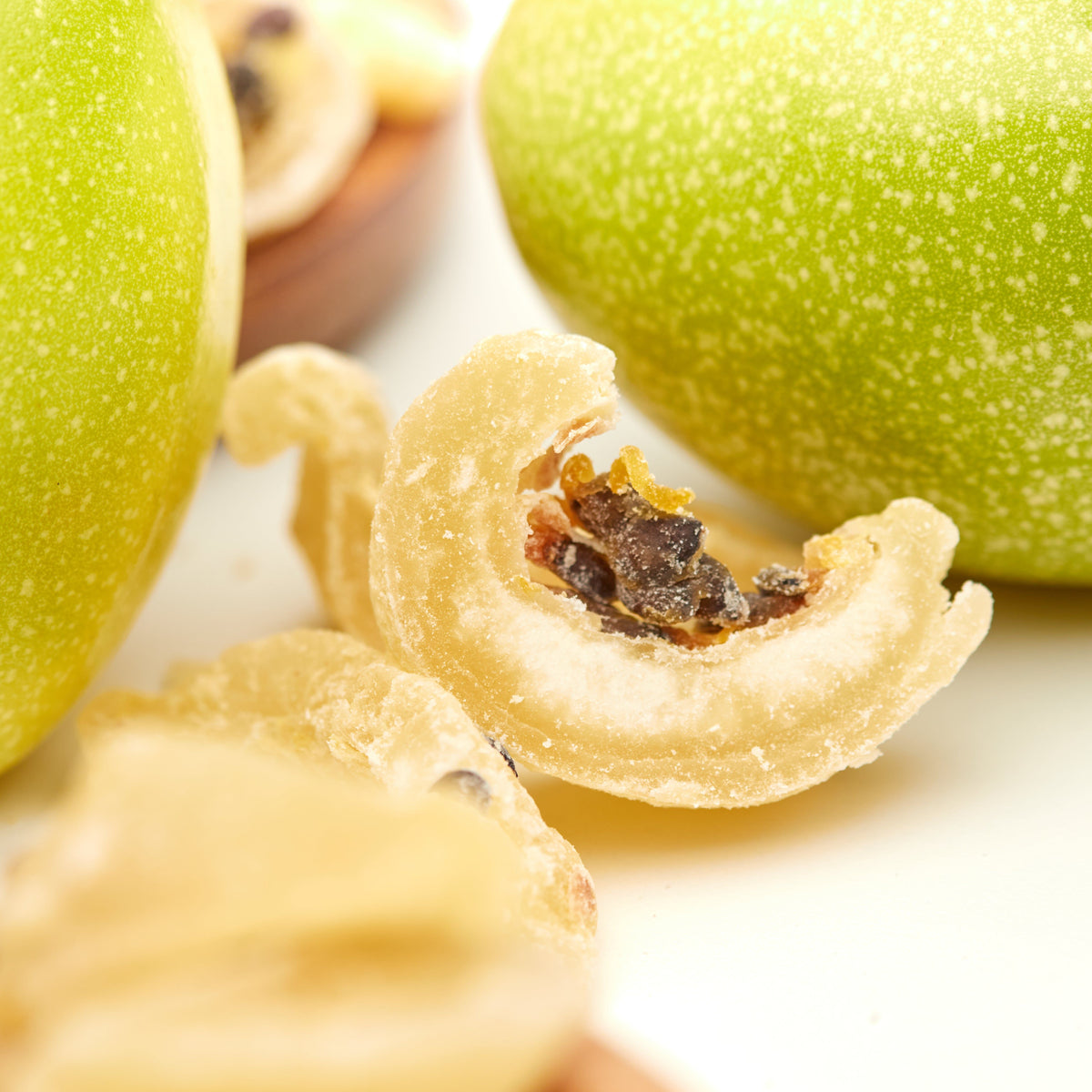 Getrocknete Passionsfruchtstücke von NESSLIM als exotisches Topping für Bowls, Joghurt und Desserts.