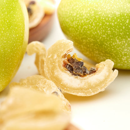 Getrocknete Passionsfruchtstücke von NESSLIM als exotisches Topping für Bowls, Joghurt und Desserts.