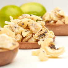 Getrocknete Passionsfruchtstücke von NESSLIM in Holzschalen als exotischer Maracuja-Snack mit intensivem Aroma.