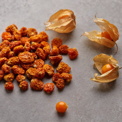 Getrocknete Physalis von NESSLIM auf grauer Marmorplatte als fruchtige Snack-Idee für unterwegs.