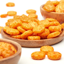 Gebackene Chili-Reiscracker von NESSLIM als knuspriger, würziger Snack auf einem Holzteller.