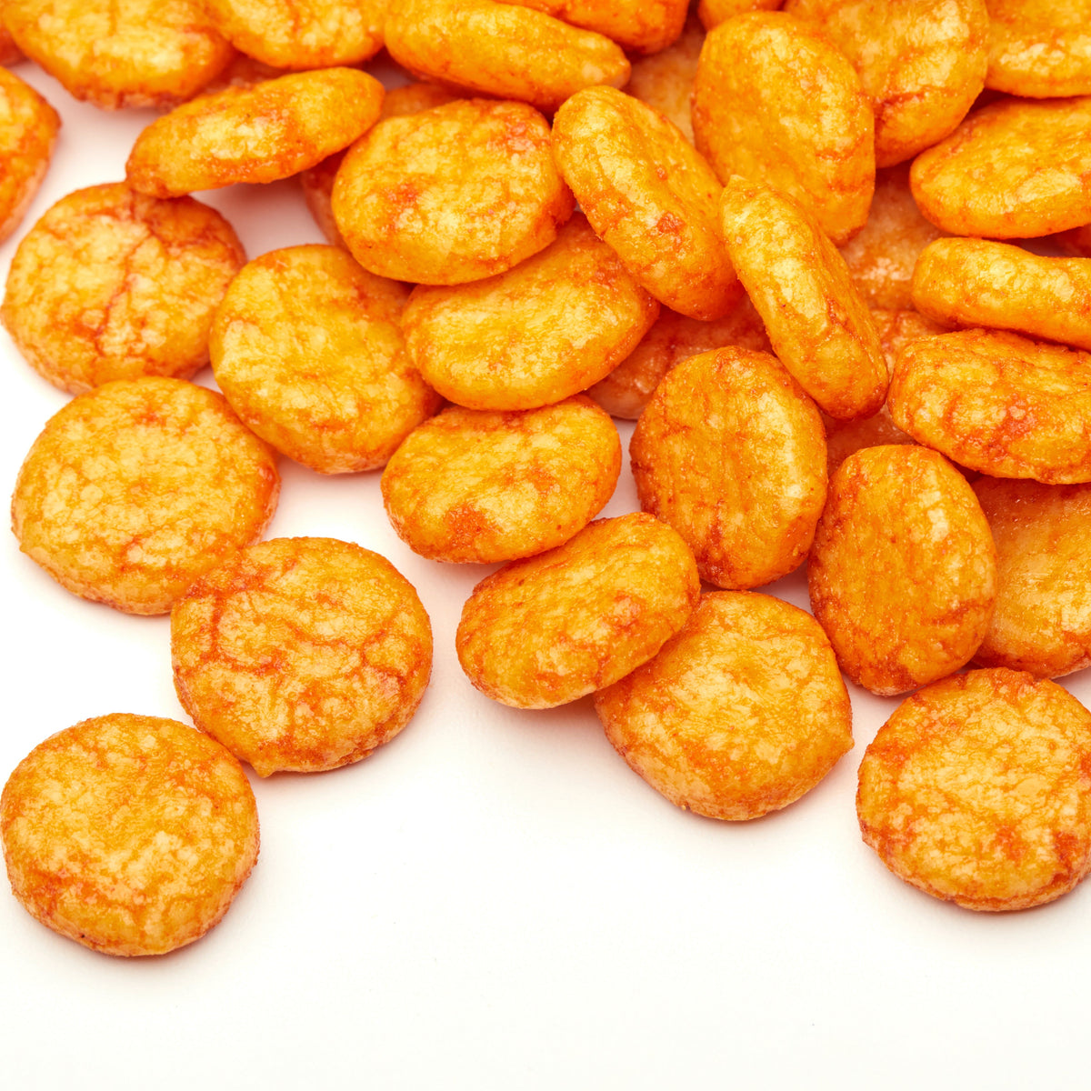 Würziges Reisgebäck mit Chili von NESSLIM, locker angerichtet als scharfer Snack.