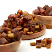 Getrocknete Rhabarber Chunks von NESSLIM in Holzschalen als süß-säuerlicher Trockenfrucht-Snack.