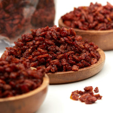 Getrocknete Sanddornbeeren von NESSLIM in Holzschalen – fruchtig-säuerlicher Snack für Frühstück und Snackpausen.