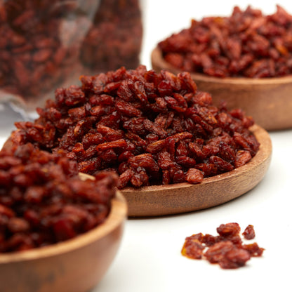 Getrocknete Sanddornbeeren von NESSLIM in Holzschalen – fruchtig-säuerlicher Snack für Frühstück und Snackpausen.