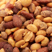 Makroaufnahme des Smokehouse Nussmix von NESSLIM mit vier sichtbaren Nusssorten und würziger Oberfläche.