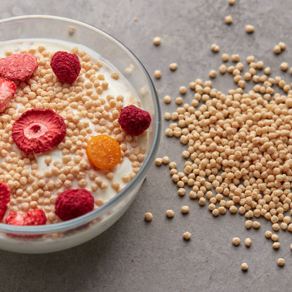 Joghurt-Bowl mit Soja Crispies, gefriergetrockneten Beeren und Mango als proteinreiches Frühstück von NESSLIM.