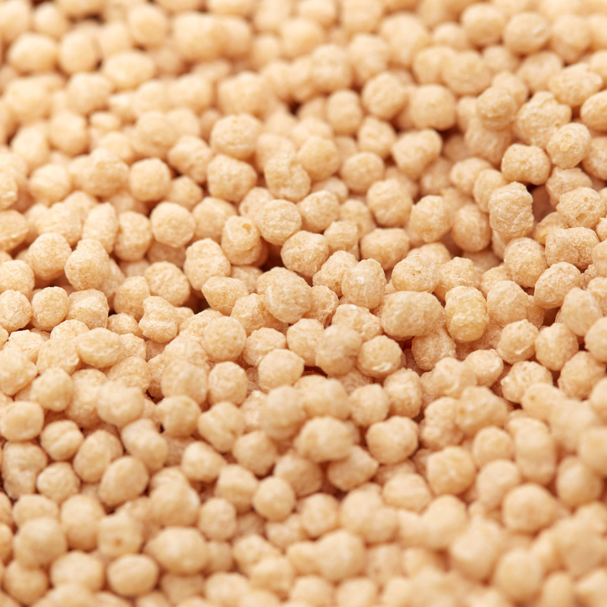 Makroaufnahme der knusprigen Soja Protein Crispies von NESSLIM mit feiner, luftiger Struktur.