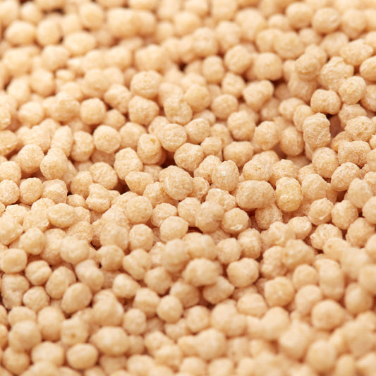 Makroaufnahme der knusprigen Soja Protein Crispies von NESSLIM mit feiner, luftiger Struktur.