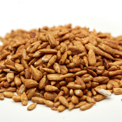 Sonnenblumenkerne mit Honig und Salz von Nesslim als crunchy Snack mit locker verteilten einzelnen Kernen im Vordergrund