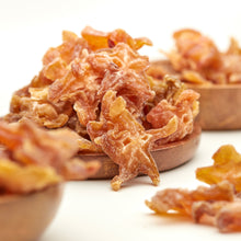 Kandierte Sternfrucht von NESSLIM in einer Holzschale als fruchtig-süße exotische Trockenfrucht.
