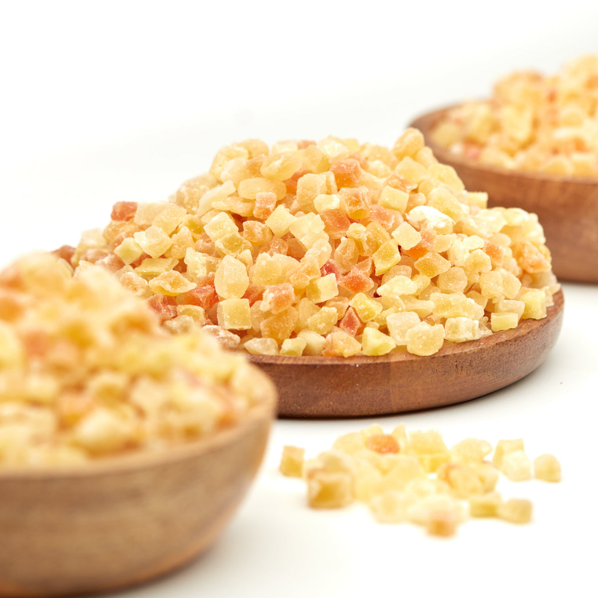 Fein gehackter Trockenfrucht-Mix von NESSLIM in Holzschalen, passend für Müsli, Joghurt und Bowls.