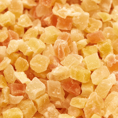 Nahaufnahme der kleinen, gezuckerten Fruchtwürfel im gehackten Trockenfrucht-Mix von NESSLIM.