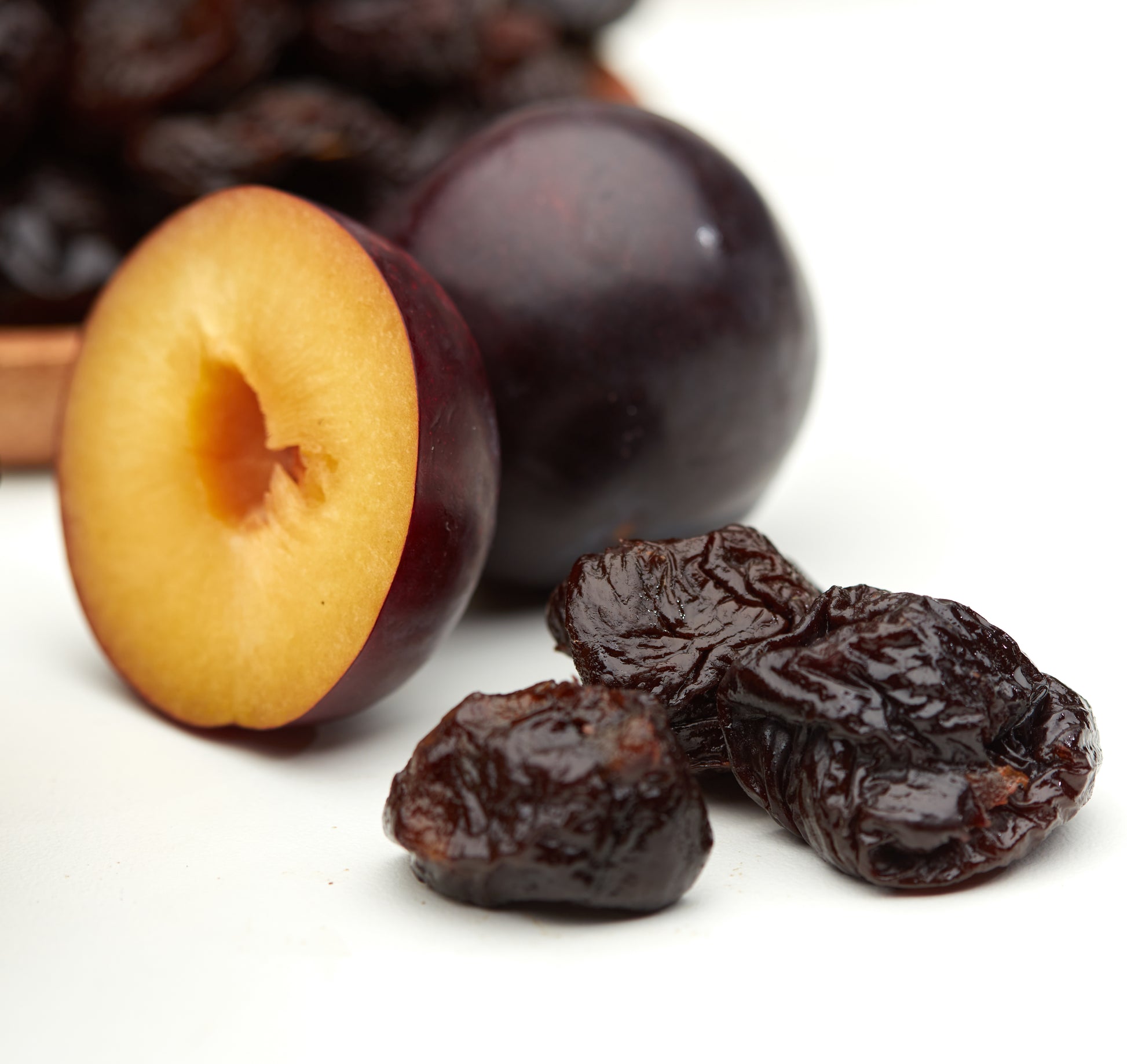 Getrocknete Pflaumen in einem Schmorgericht mit Rotkohl