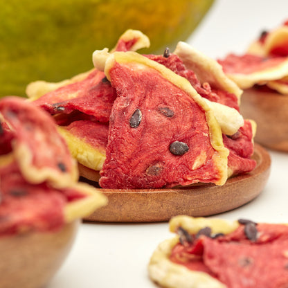 Getrocknete Wassermelone im Pizzacut von NESSLIM in Holzschalen als fruchtig-süßer Melonen-Snack.