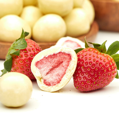 Gefriergetrocknete Erdbeeren in weißer Schokolade von NESSLIM als besonderer Snack für Filmabend, Kinoabend oder zum Teilen.